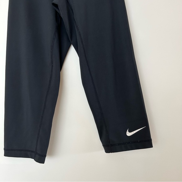 Women’s Nike Pro Capri Leggings - Picture 7 of 12
